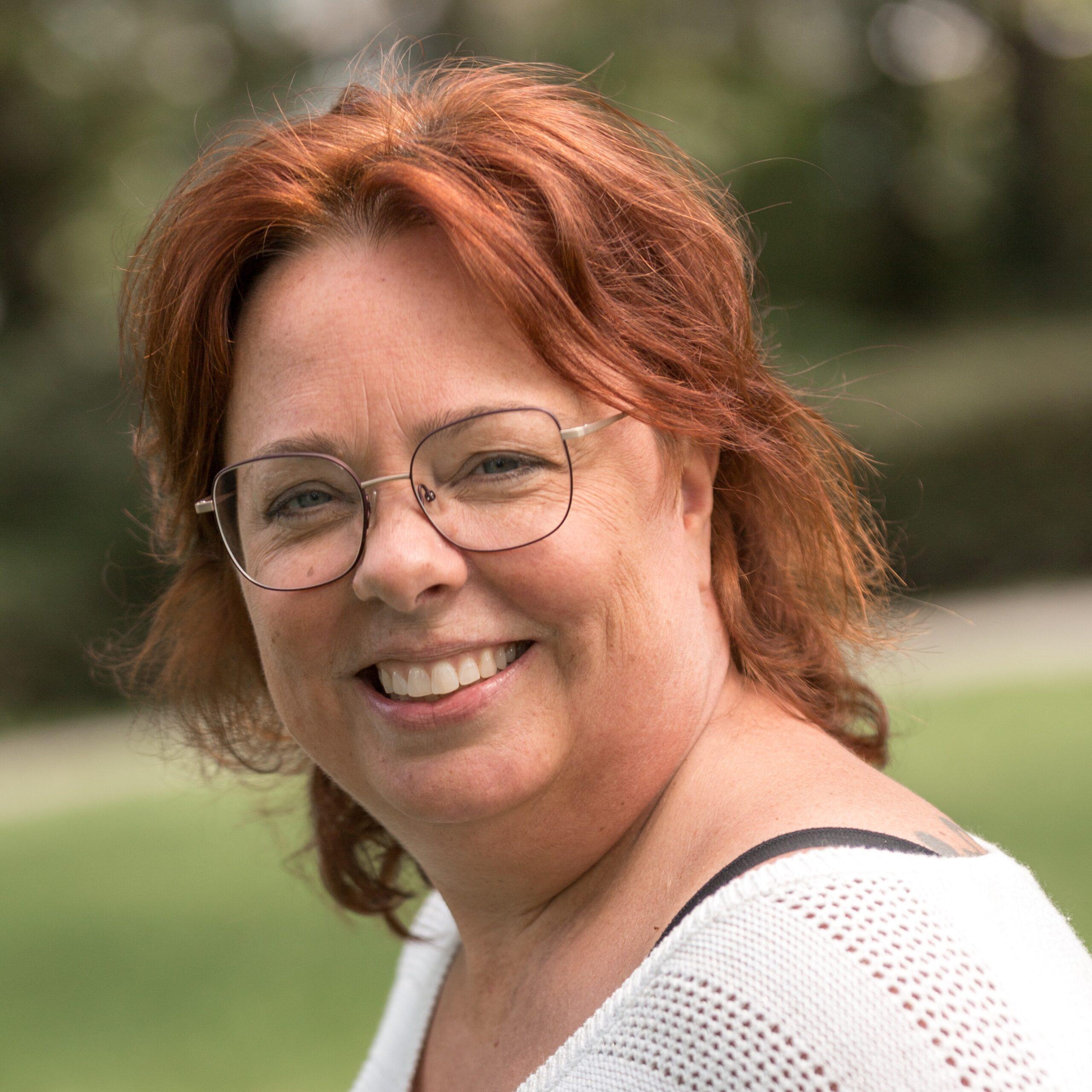 Fiona Hoogmoed tijdens het schilderen