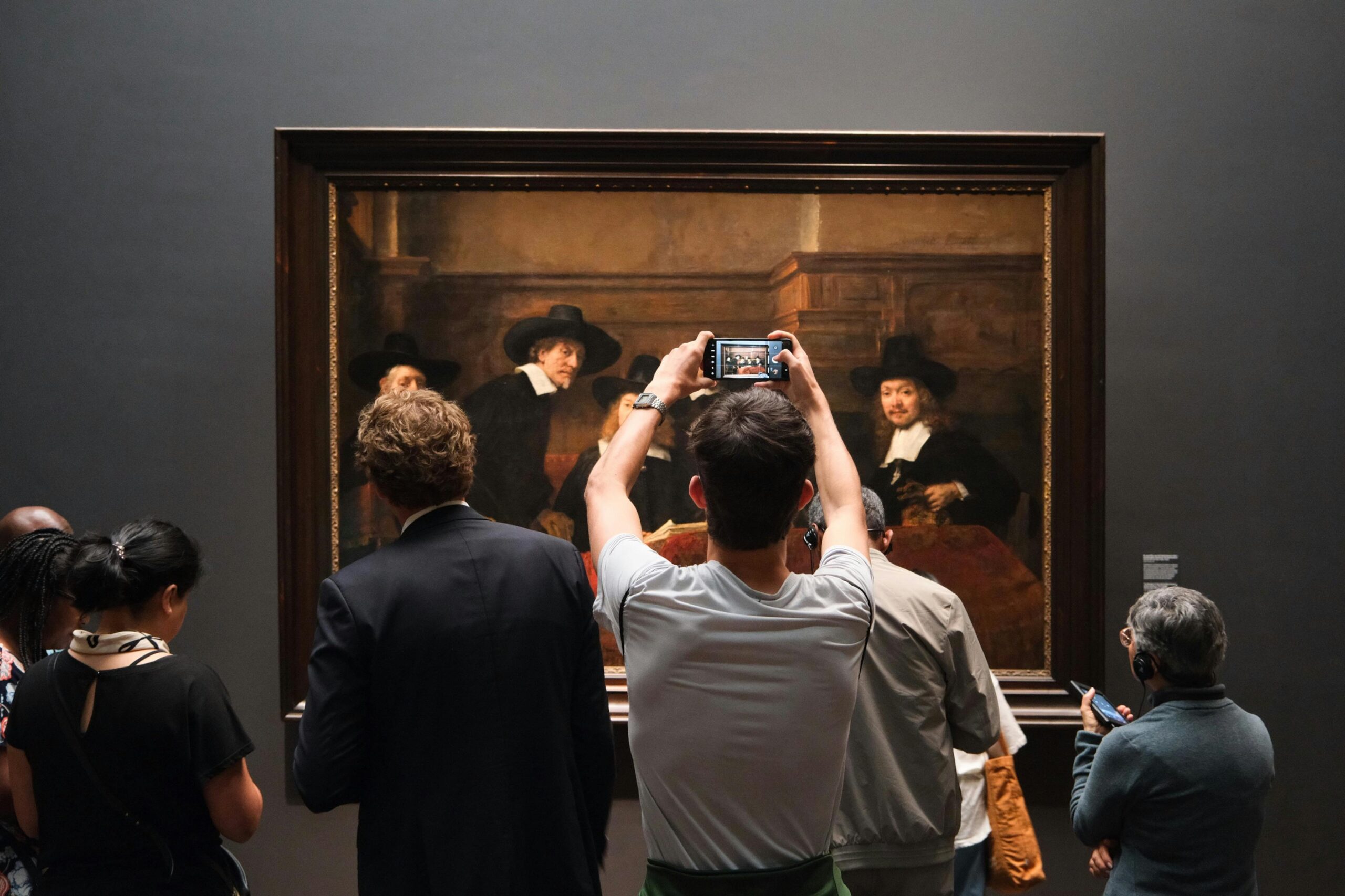 Museumbezoekers bekijken en fotograferen een schilderij van Rembrandt: je hoeft geen Rembrandt te worden om te beginnen