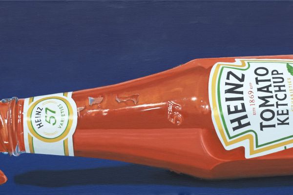 Fotorealistisch schilderij van een liggende ketchupfles met open dop en gemorste klodder op een blauwe ondergrond