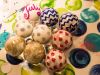 Zelf beschilderde kerstballen met glitterstippen, zigzagmotieven en namen, gemaakt tijdens de workshop kerstballen schilderen