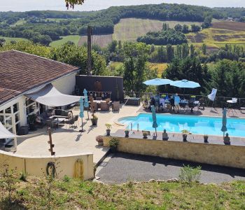 Vakantiehuis met terras en zwembad in het Franse heuvellandschap, locatie van de schildervakantie in Frankrijk